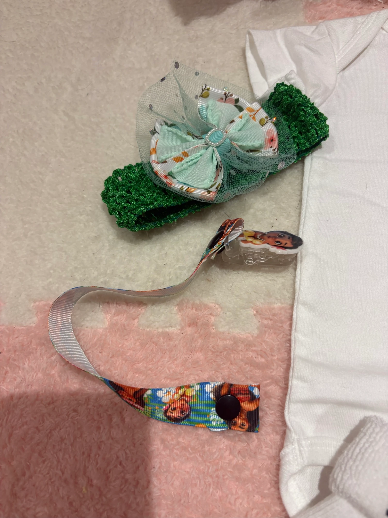 Ensemble bébé Vaiana neuf – Body + bavoir + attache tétine + bandeau + chaussettes – photo 6